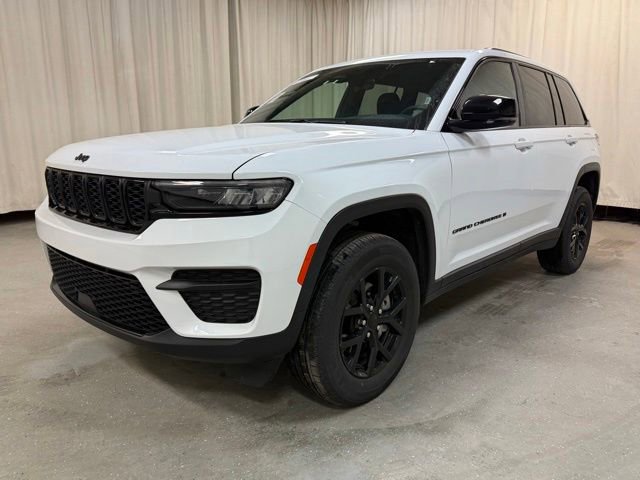 Used 2025 Jeep Grand Cherokee Altitude AWD/4WD image 11