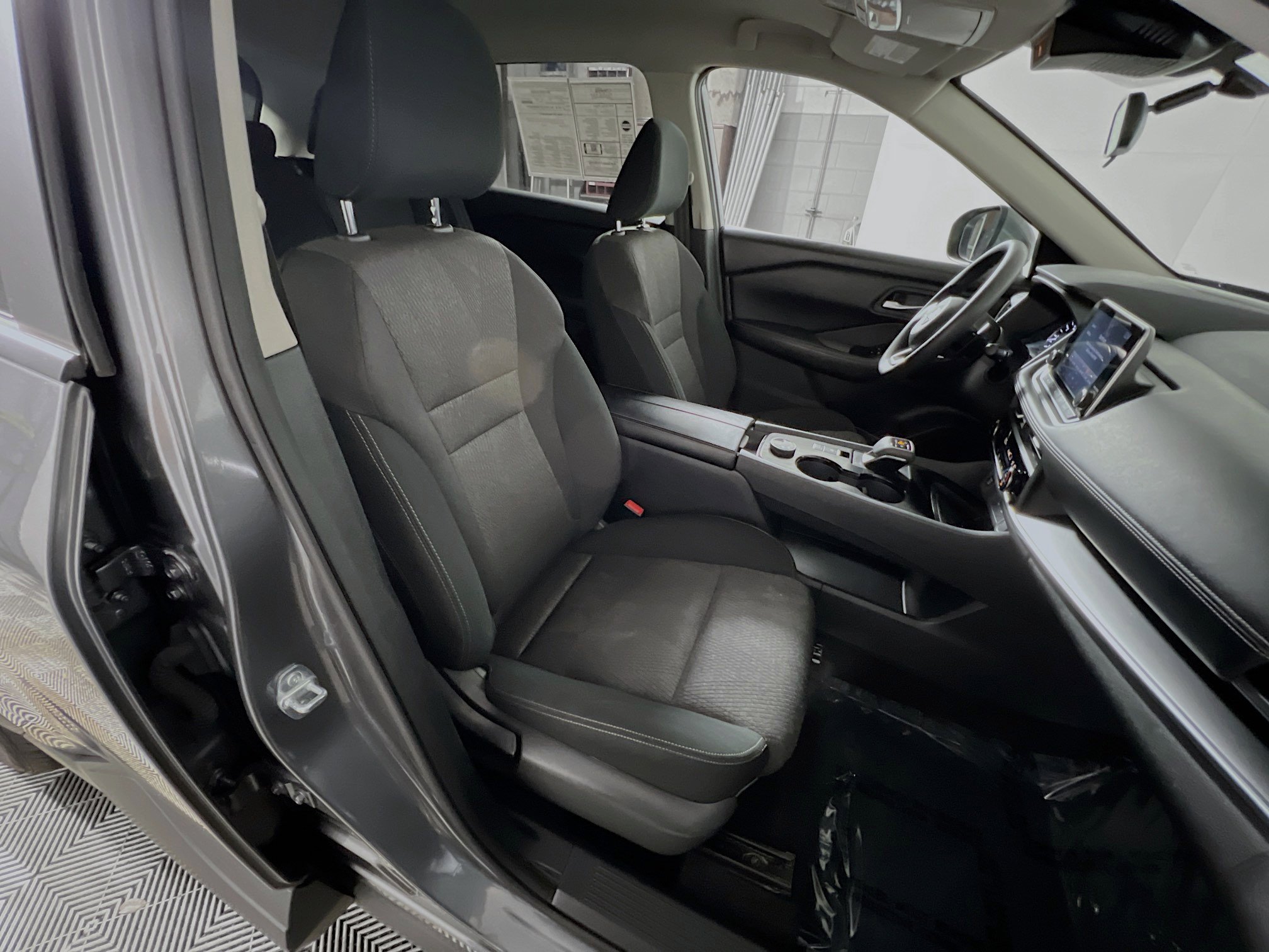 Used 2024 Nissan Rogue SV image 31