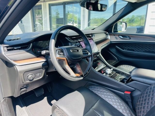 Used 2025 Jeep Grand Cherokee Summit w/ Obsidian Package AWD/4WD image 8