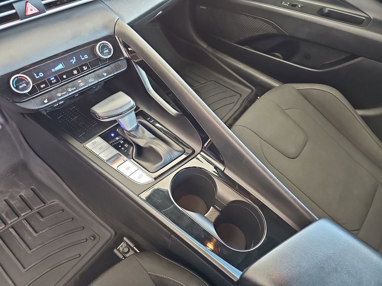 Used 2022 Hyundai Elantra SEL w/ Convenience + Premium Package image 28