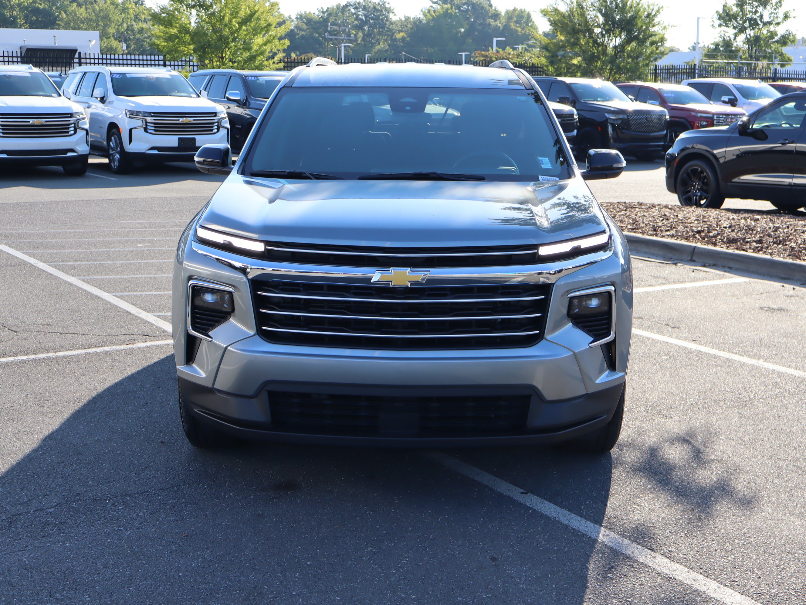 Used 2025 Chevrolet Traverse LT FWD image 3