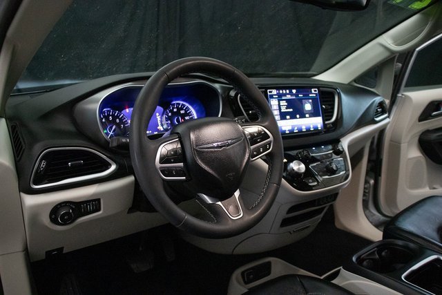 Used 2024 Chrysler Pacifica Touring-L image 25