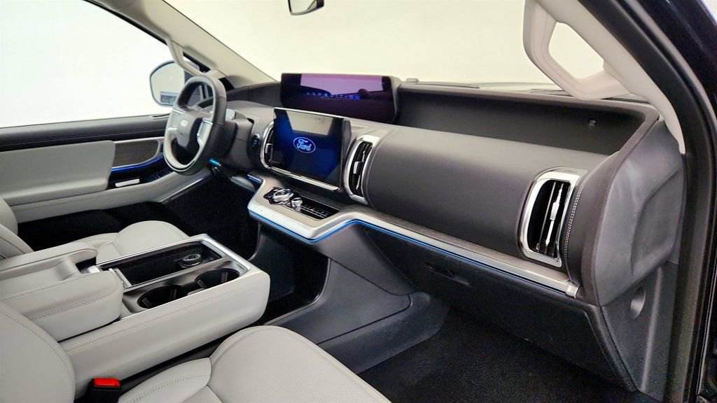 Used 2025 Ford Expedition Platinum image 26