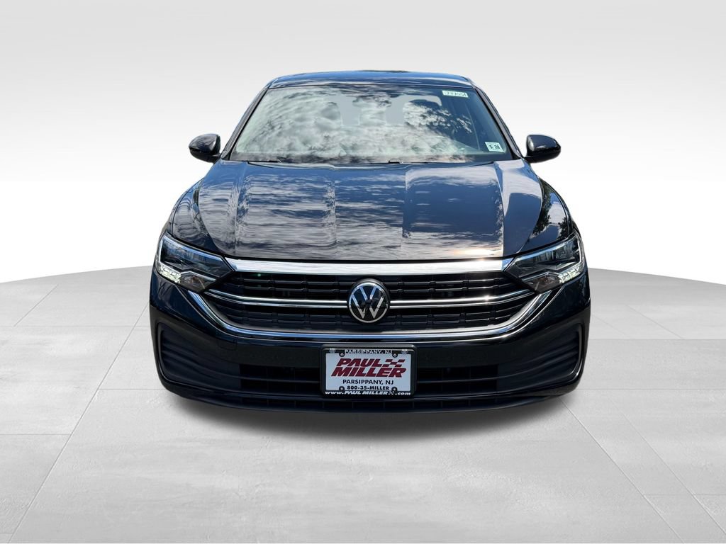 Used 2023 Volkswagen Jetta SE FWD image 2