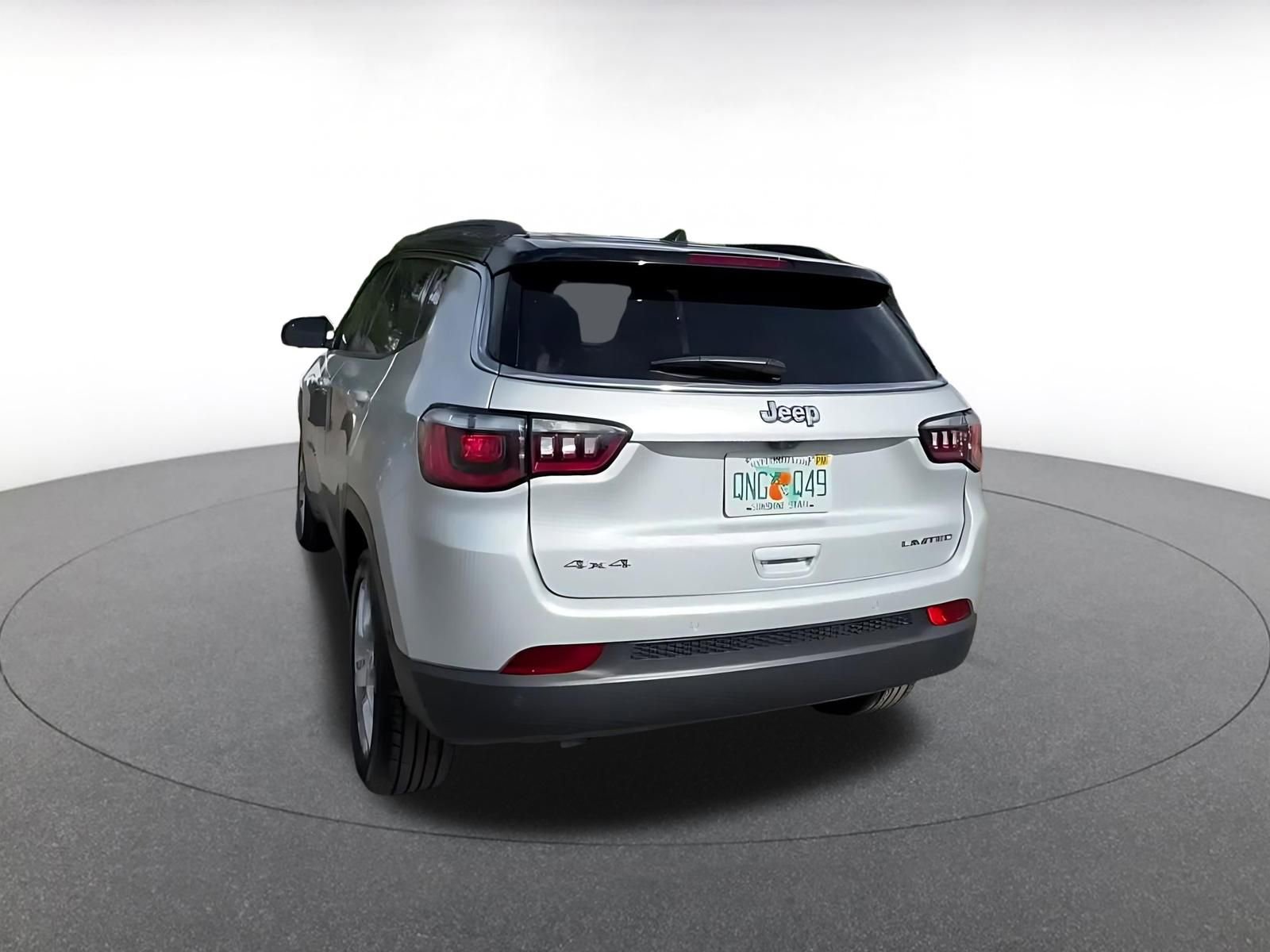 Used 2025 Jeep Compass Limited image 11