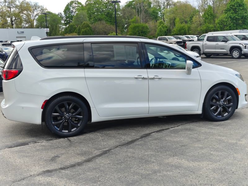 Used 2020 Chrysler Pacifica Touring-L Plus FWD image 4