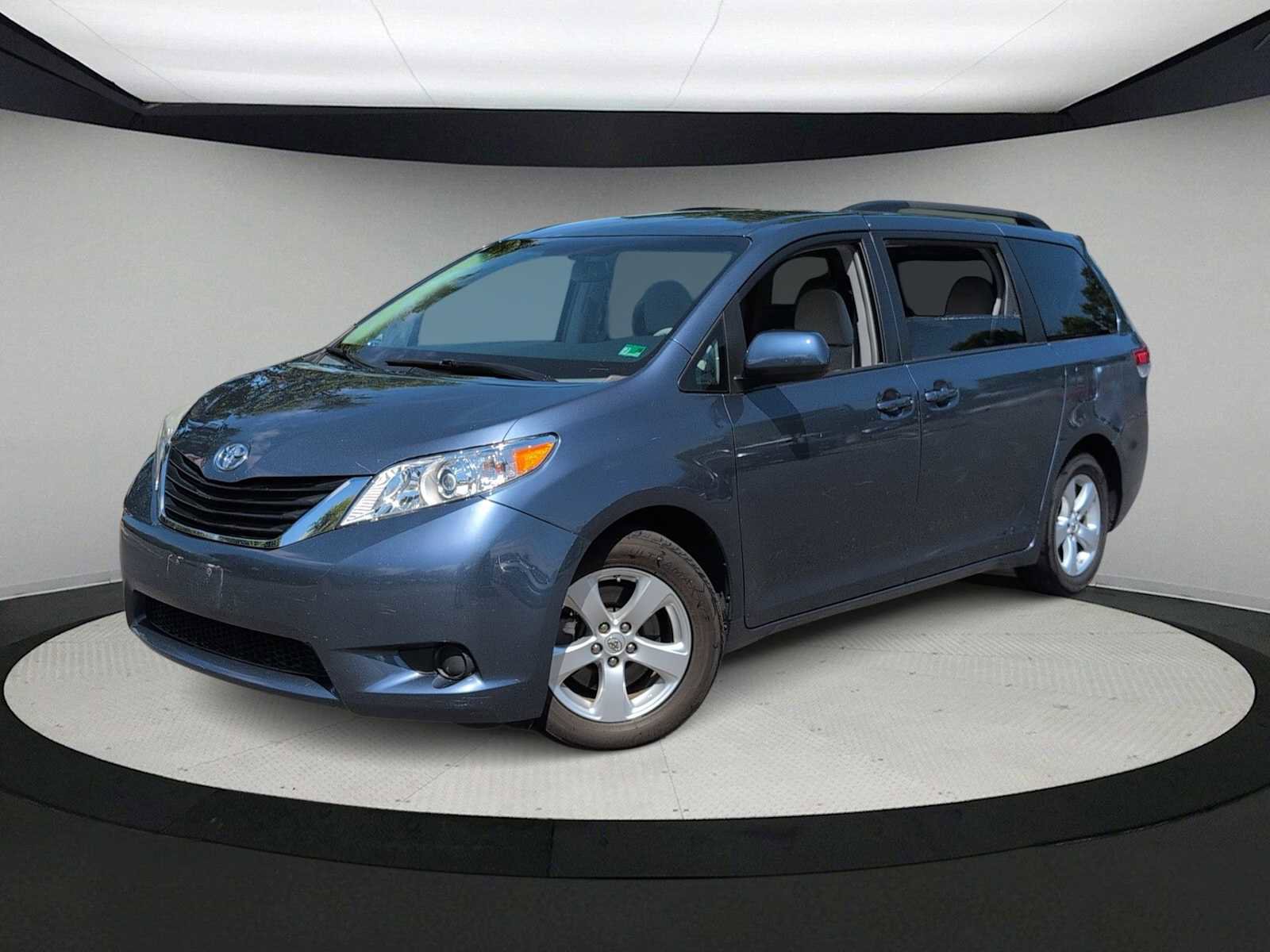 Used 2014 Toyota Sienna LE image 1