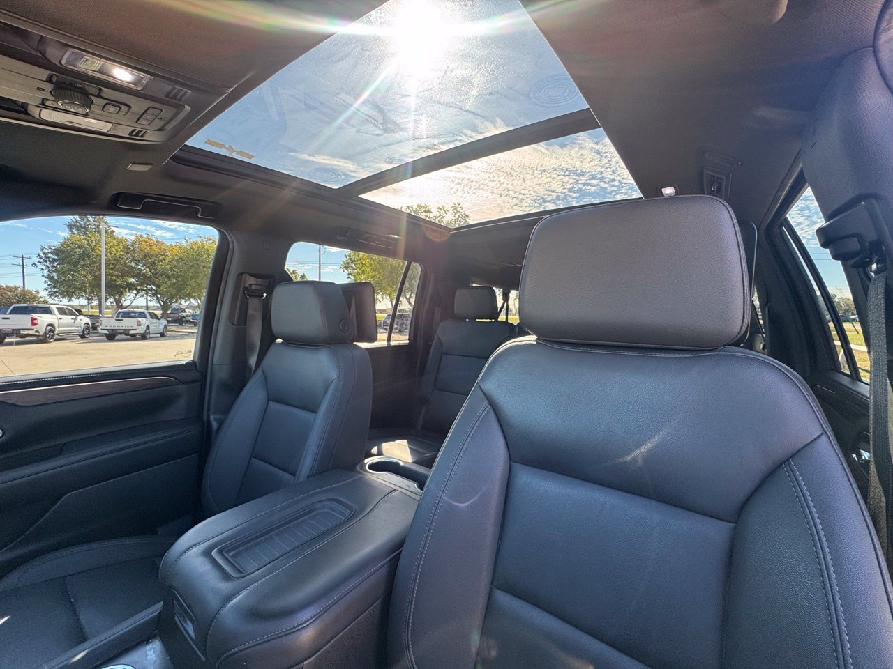 Used 2024 Chevrolet Suburban LT w/ Luxury Package AWD/4WD image 6