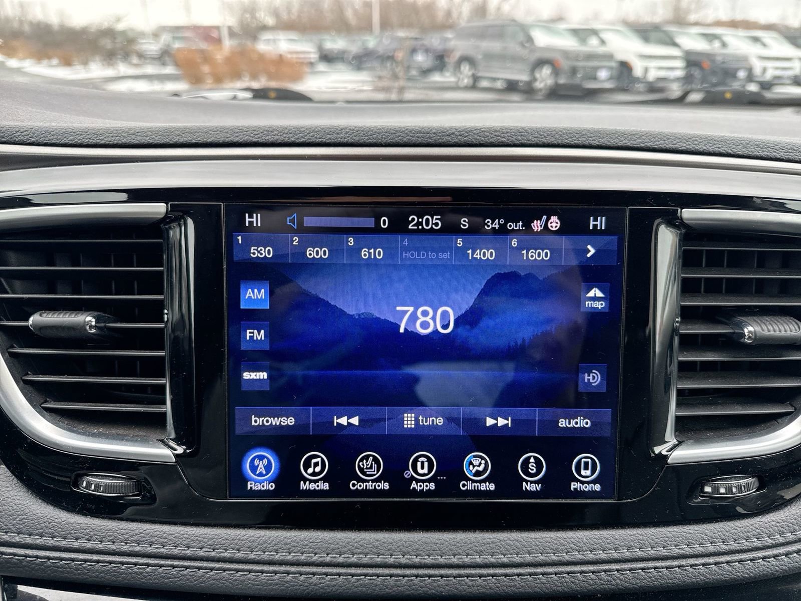 Used 2017 Chrysler Pacifica Limited image 18