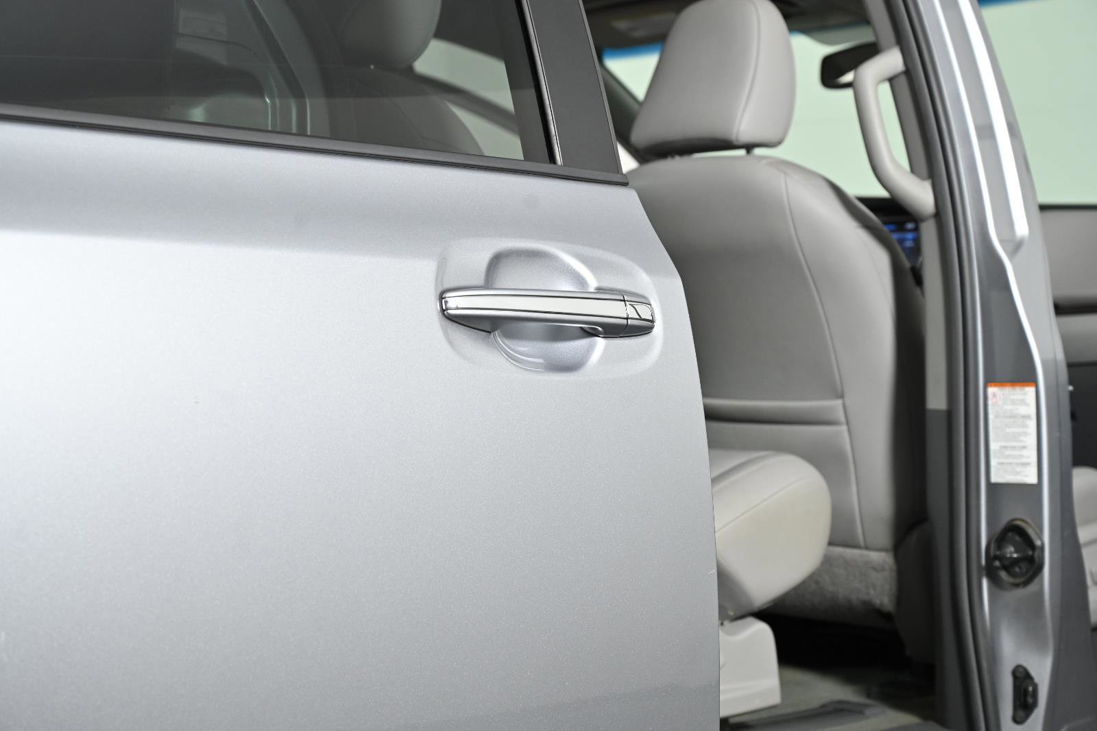 Used 2017 Toyota Sienna XLE image 27