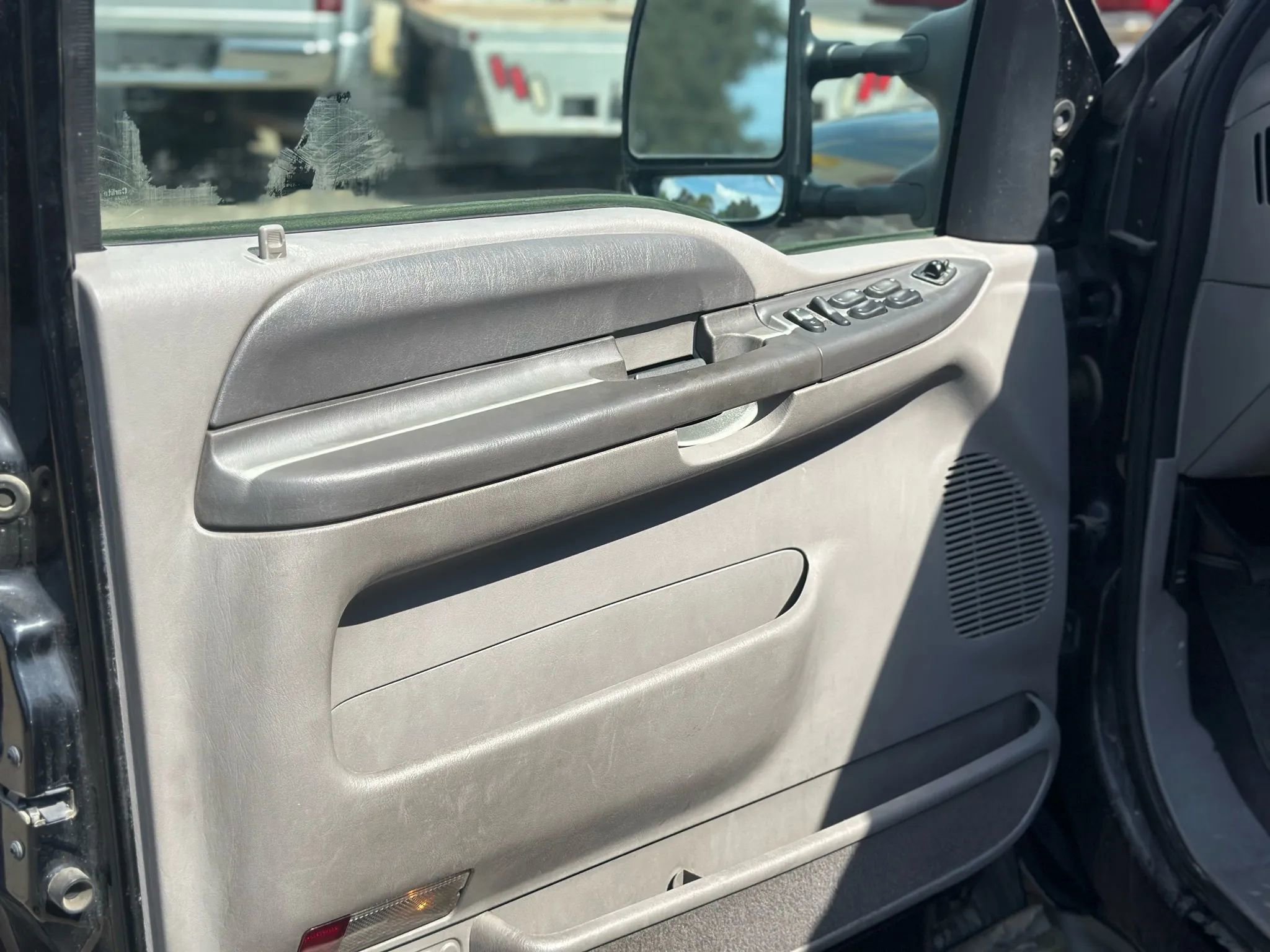 Used 2001 Ford Excursion XLT image 11