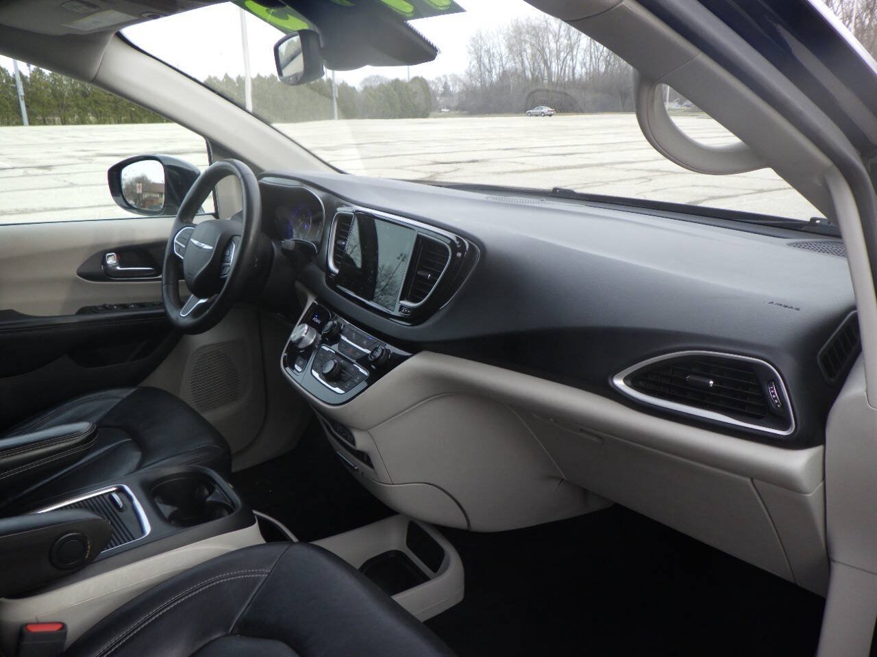 Used 2022 Chrysler Pacifica Touring-L FWD image 23