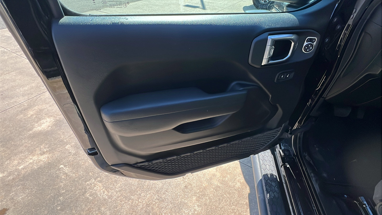 Certified 2025 Jeep Wrangler Sport S image 14