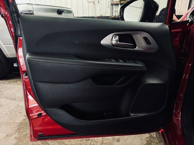 Used 2025 Chrysler Pacifica Limited FWD image 16