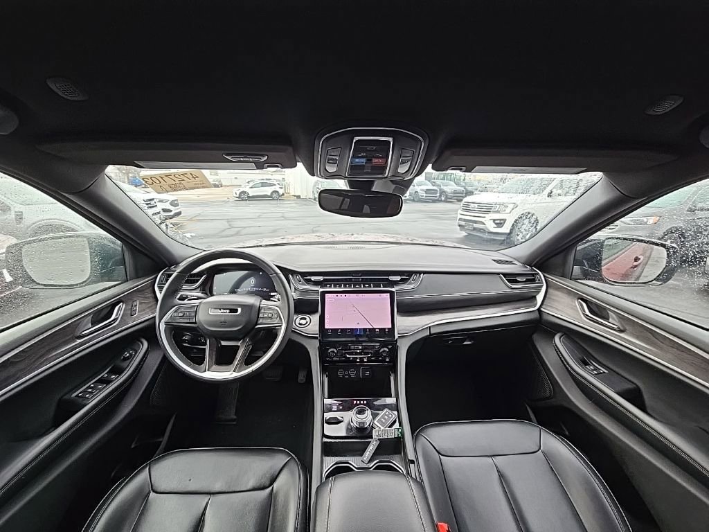 Used 2024 Jeep Grand Cherokee Limited AWD/4WD image 2