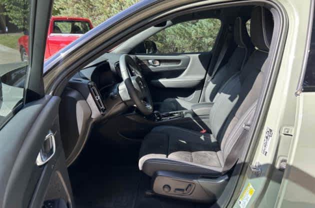 Used 2023 Volvo XC40 Recharge Ultimate AWD/4WD image 2