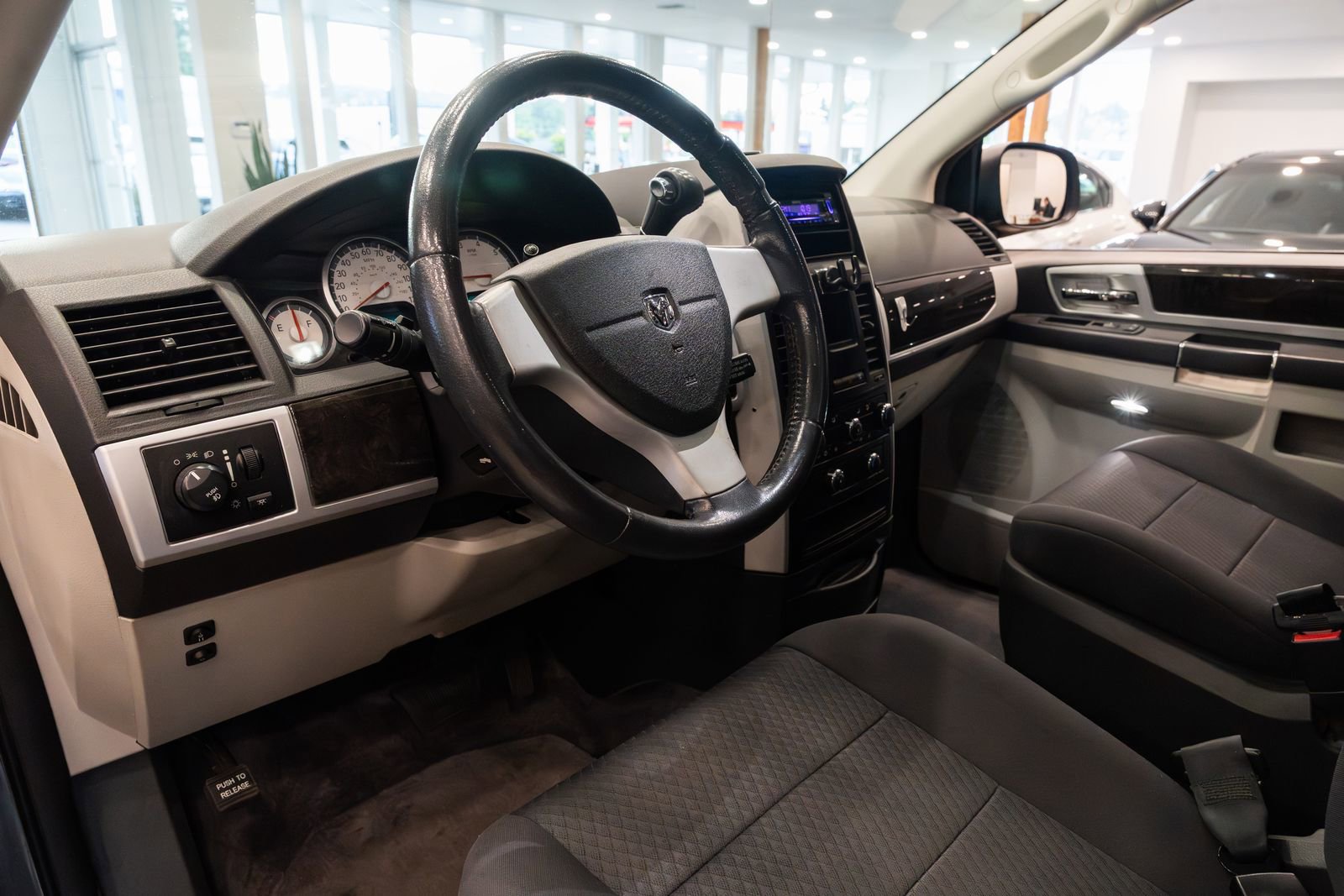 Used 2010 Dodge Grand Caravan SXT FWD image 8