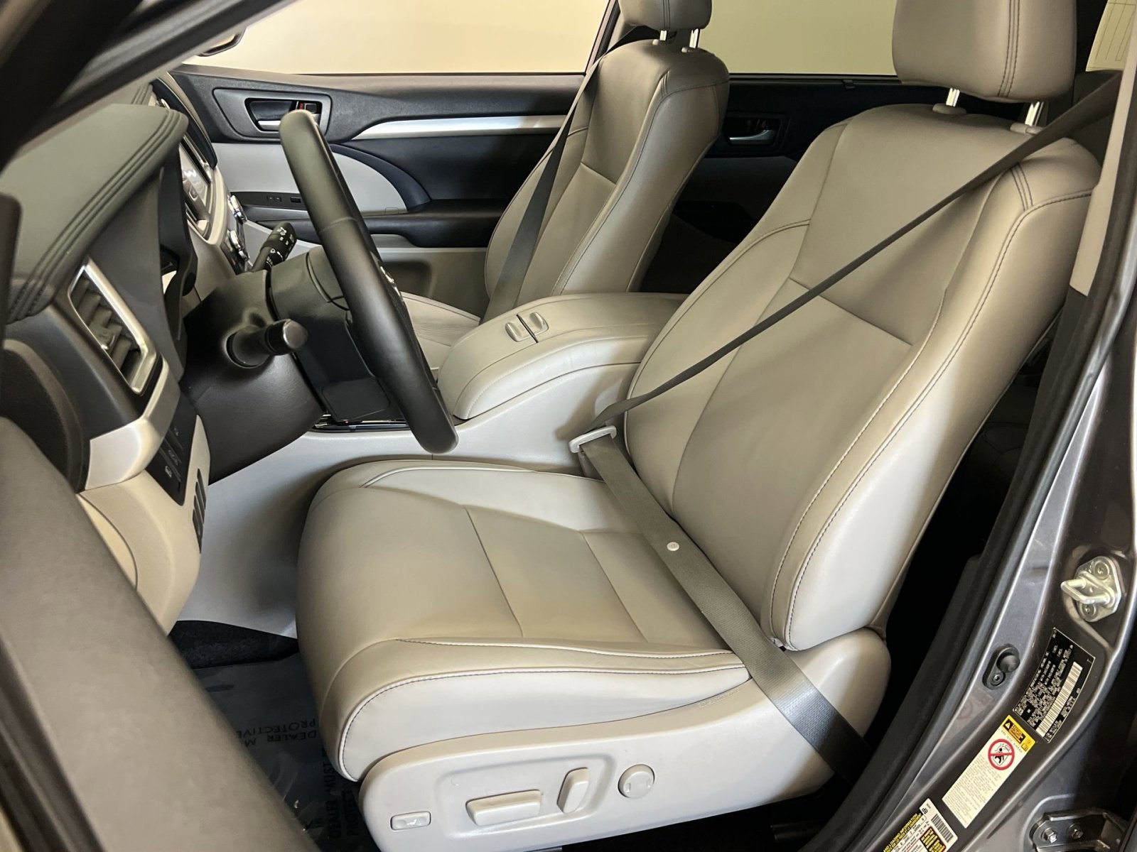 Used 2017 Toyota Highlander XLE image 11