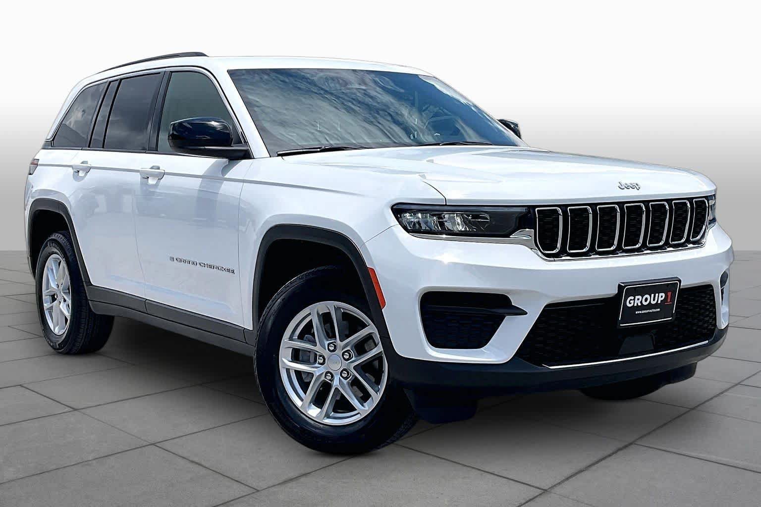 Used 2025 Jeep Grand Cherokee Laredo X AWD/4WD image 3