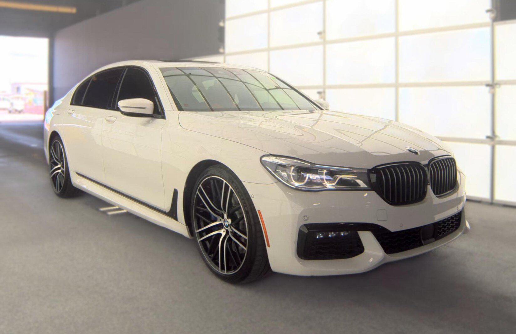 Used 2019 BMW 750i w/ Executive Package RWD image 2