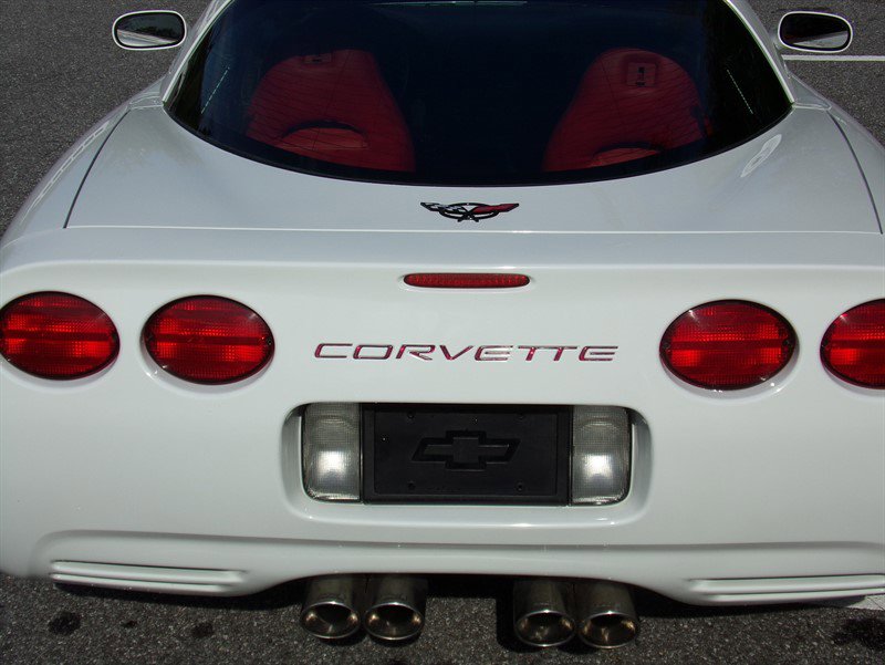 Used 2000 Chevrolet Corvette Coupe w/ Roof Pkg RWD image 8