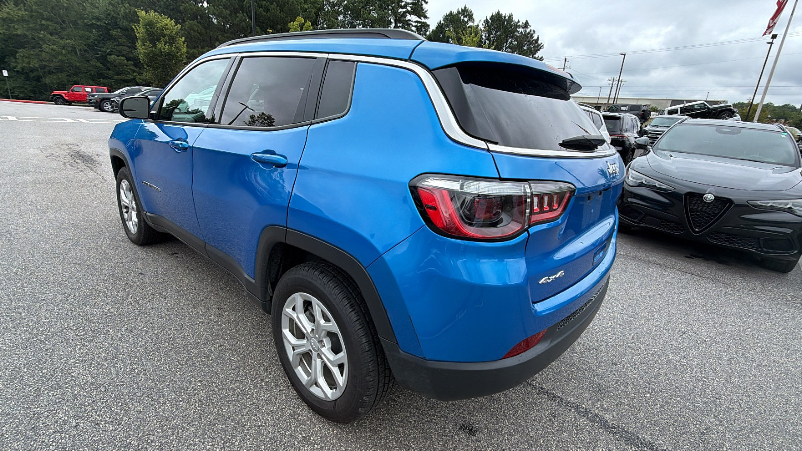 Used 2024 Jeep Compass Latitude AWD/4WD image 10