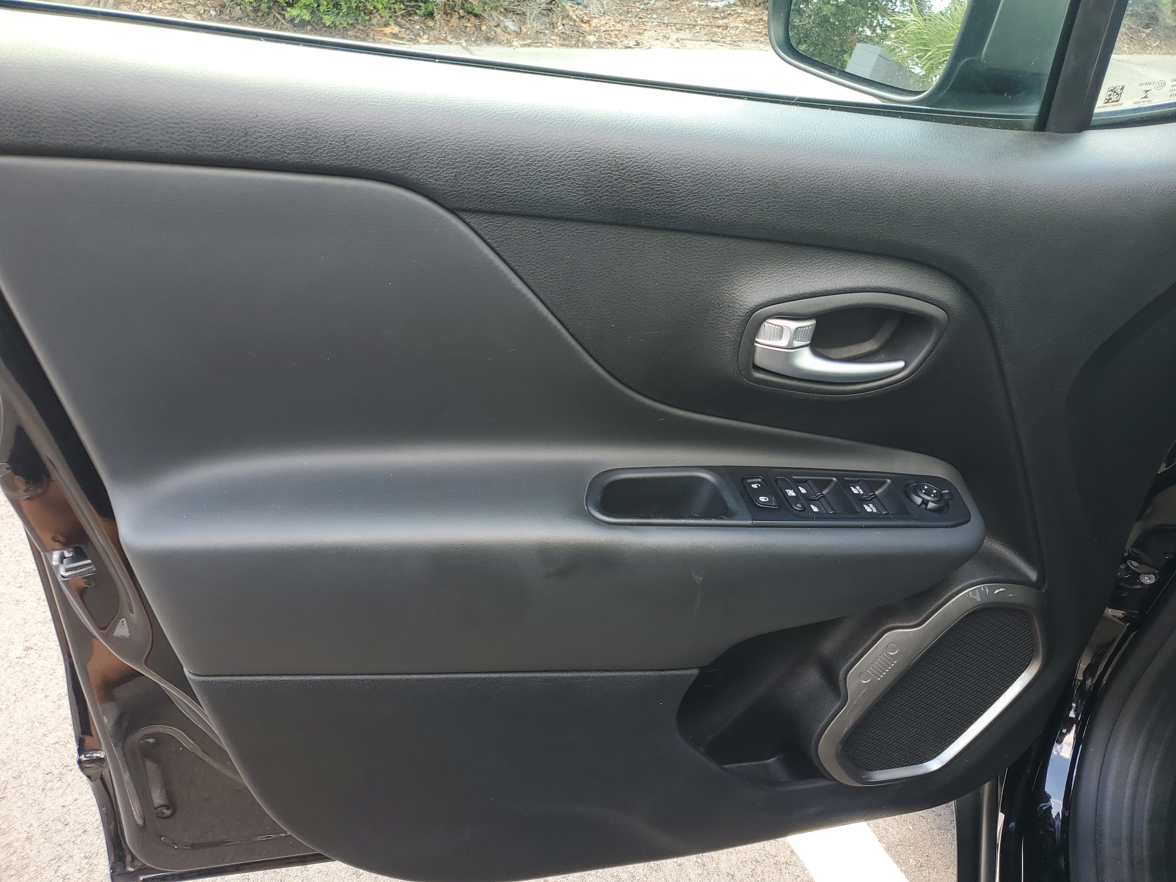 Used 2020 Jeep Renegade Limited w/ UConnect 8.4 Nav Group AWD/4WD image 9