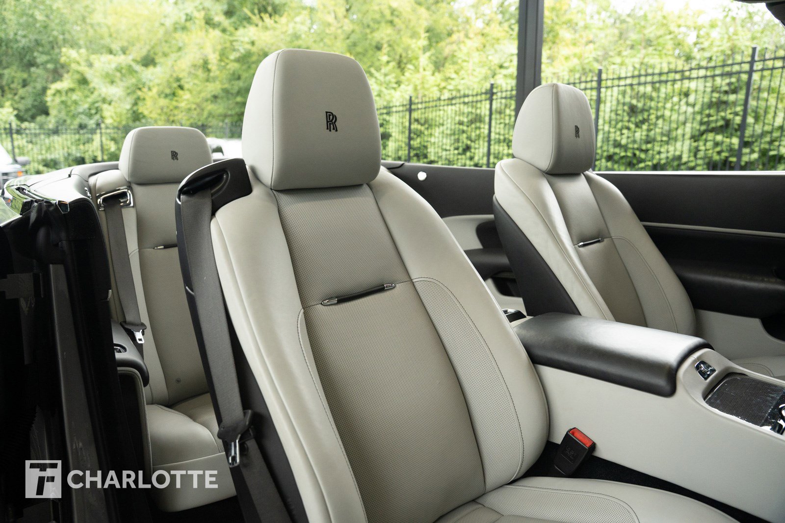 Used 2019 Rolls-Royce Dawn image 32