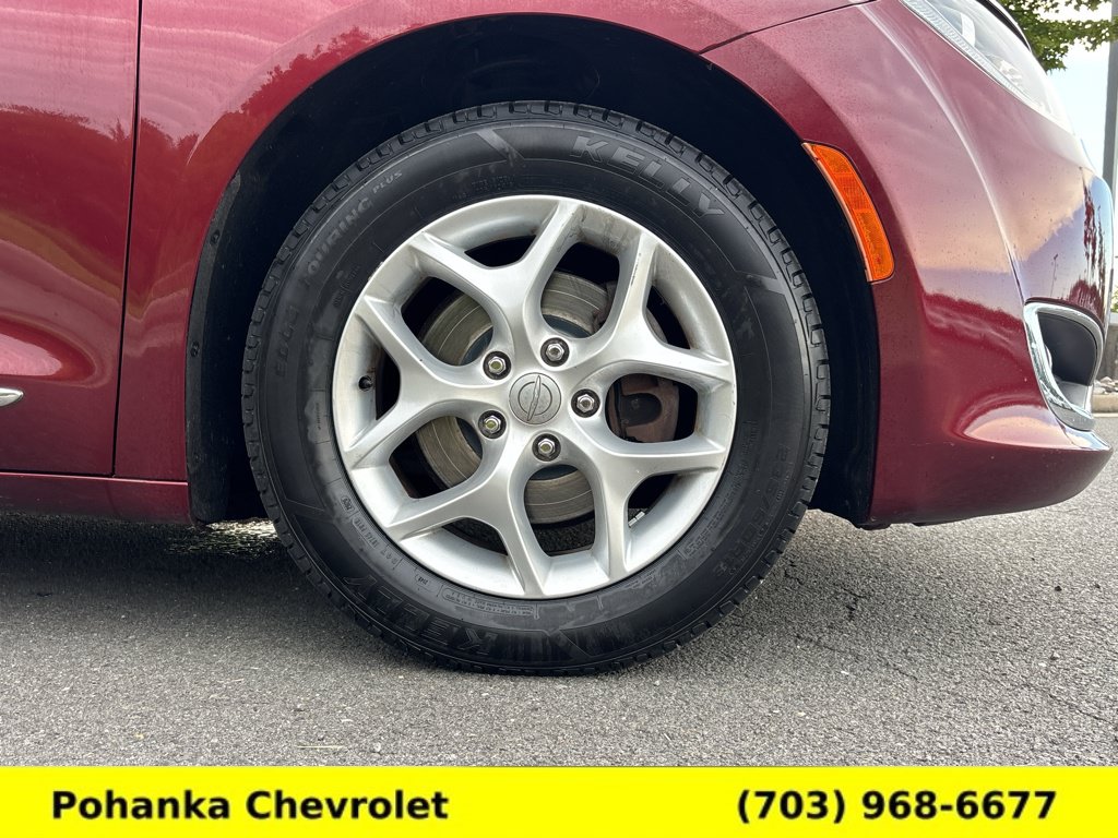 Used 2018 Chrysler Pacifica Touring-L w/ Tire & Wheel Group FWD image 30