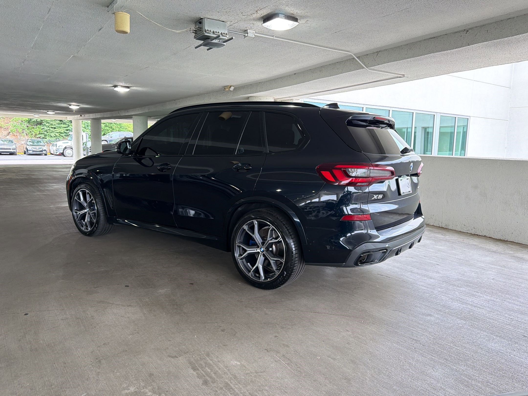 Used 2021 BMW X5 xDrive40i w/ M Sport Package AWD/4WD image 3