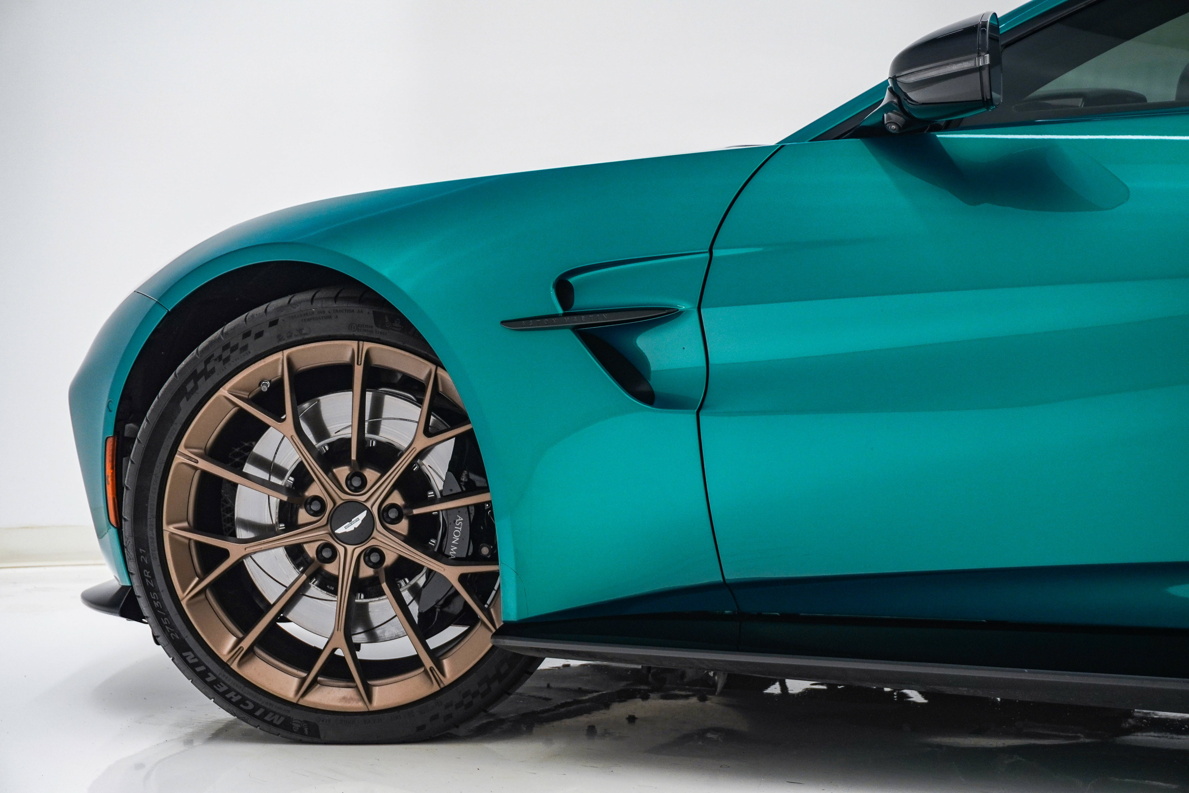 Used 2025 Aston Martin V8 Vantage Coupe RWD image 14