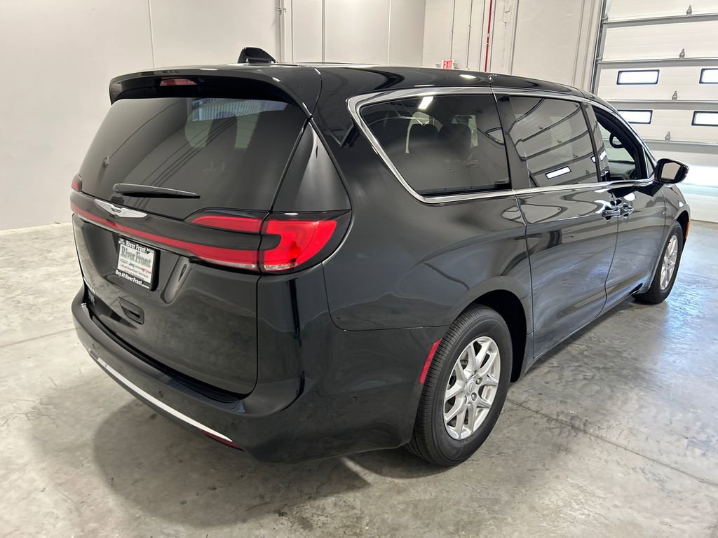 New 2025 Chrysler Pacifica Select image 6