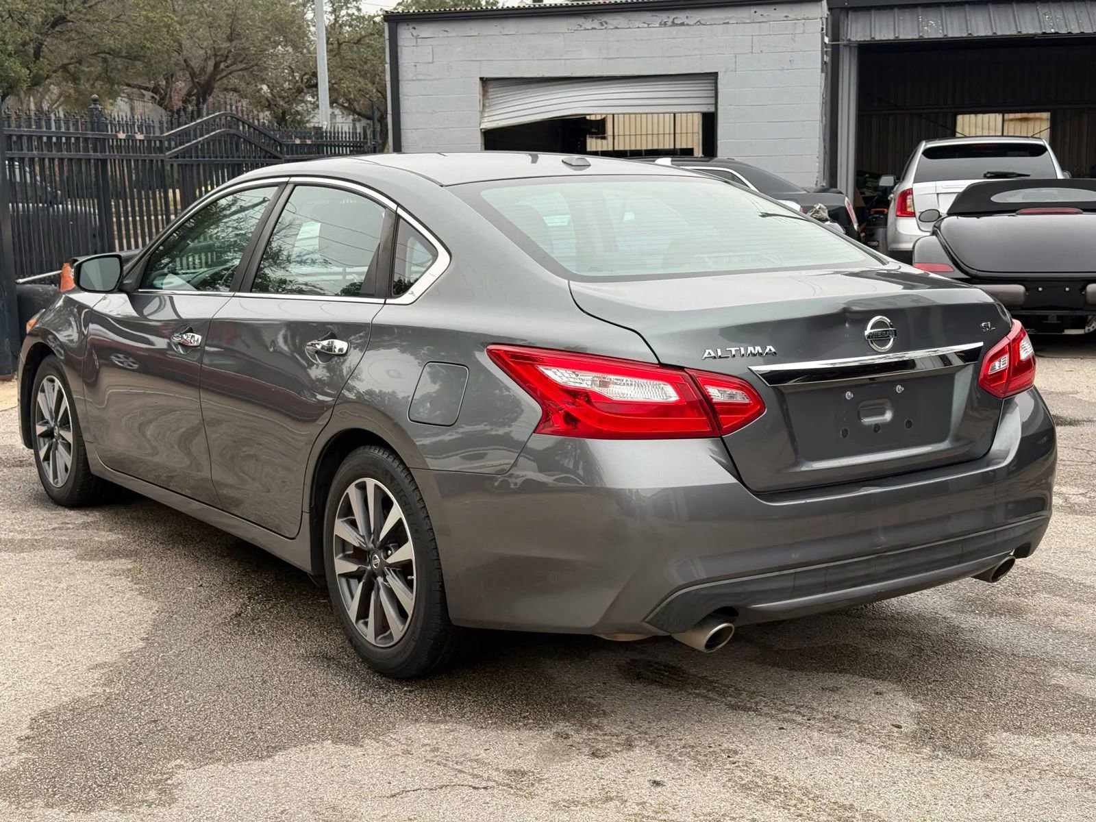 Used 2017 Nissan Altima 2.5 SL w/ Moonroof Package image 6