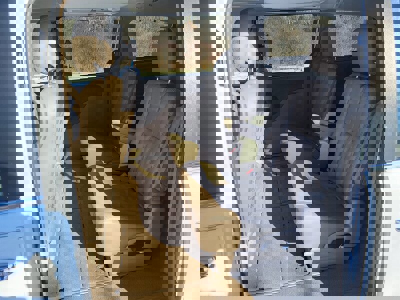 Used 2016 Chrysler Town & Country Touring-L image 13