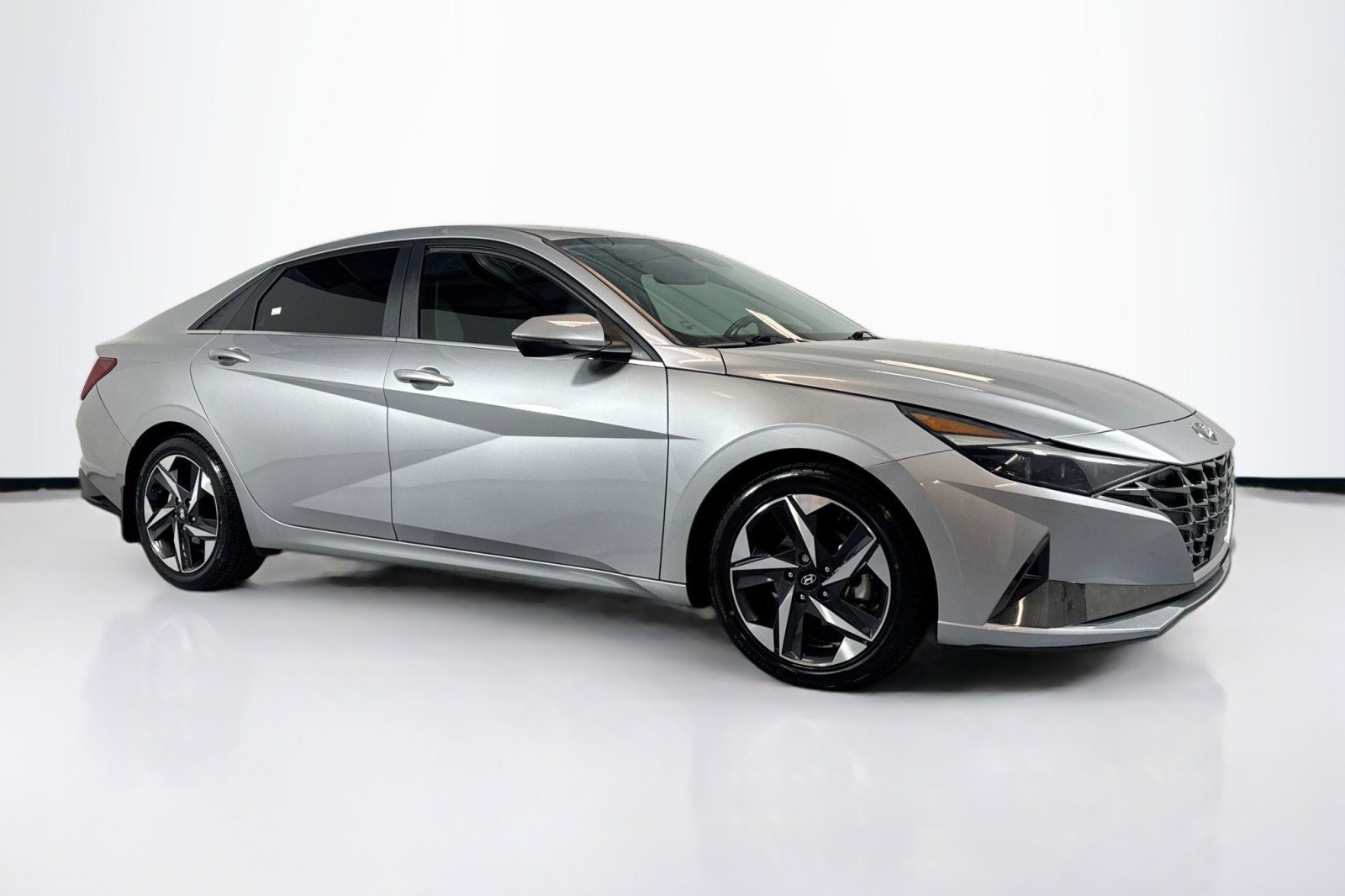 Used 2021 Hyundai Elantra Limited image 3