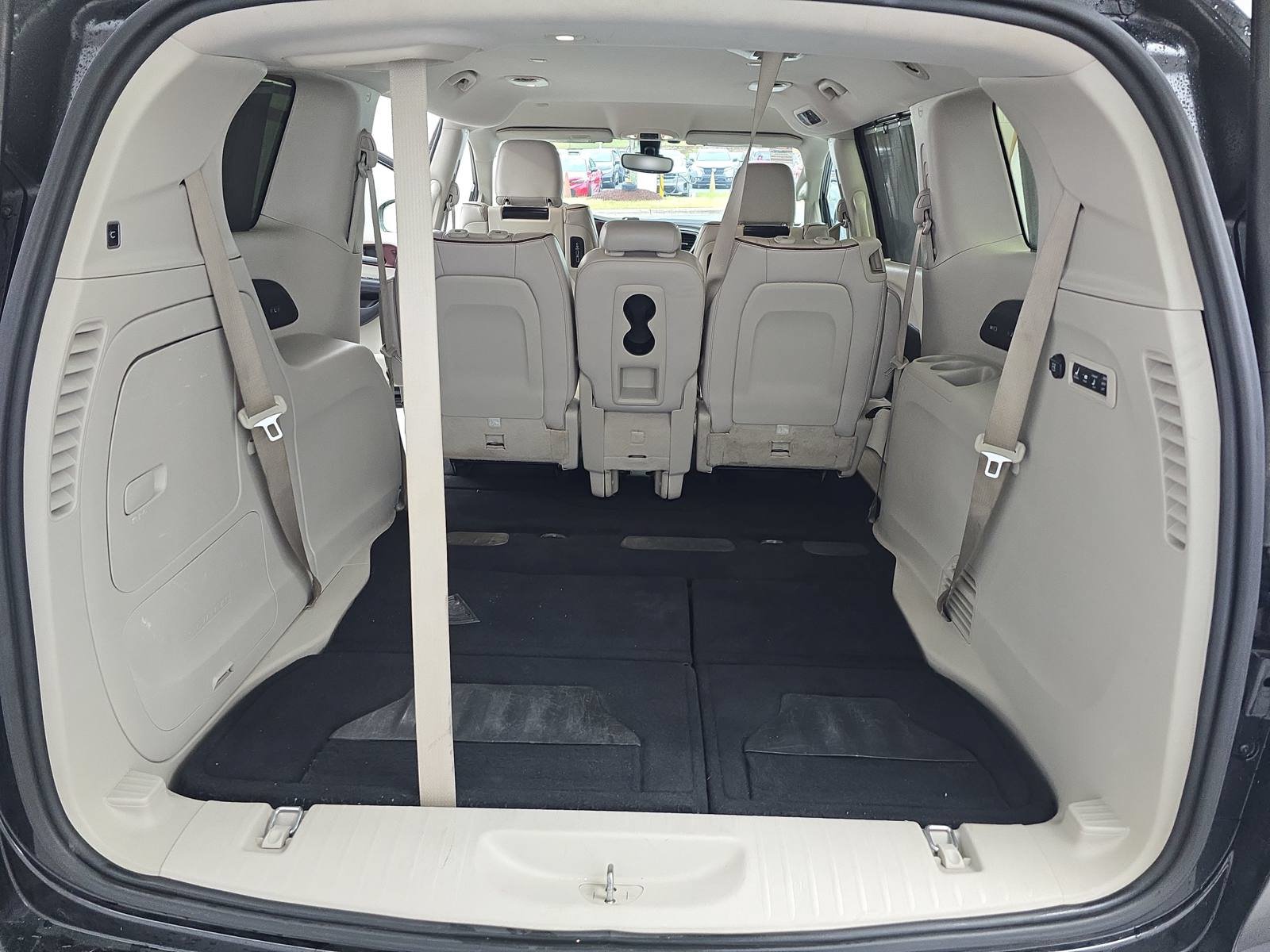 Used 2017 Chrysler Pacifica Limited w/ UConnect Theater Package FWD image 13