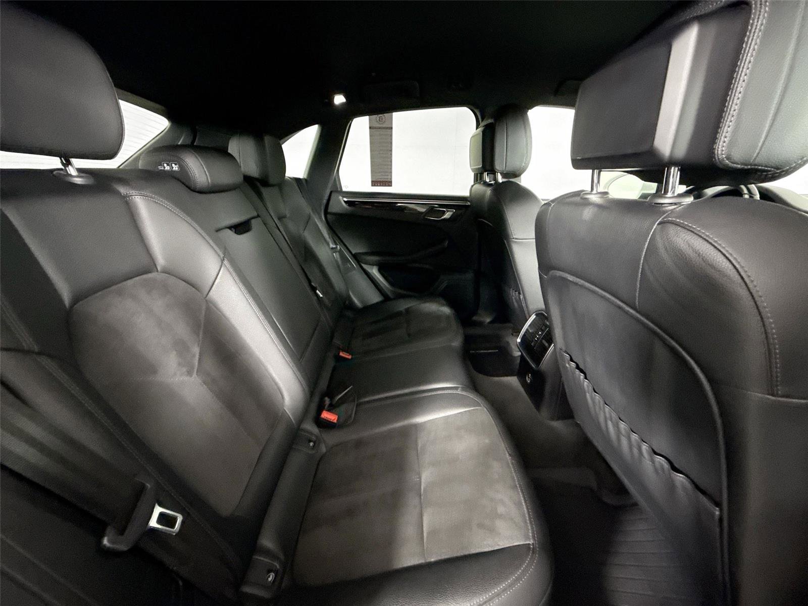 Used 2021 Porsche Macan image 40