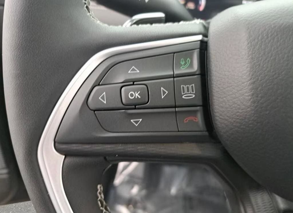 Used 2023 Jeep Grand Cherokee L Laredo image 13