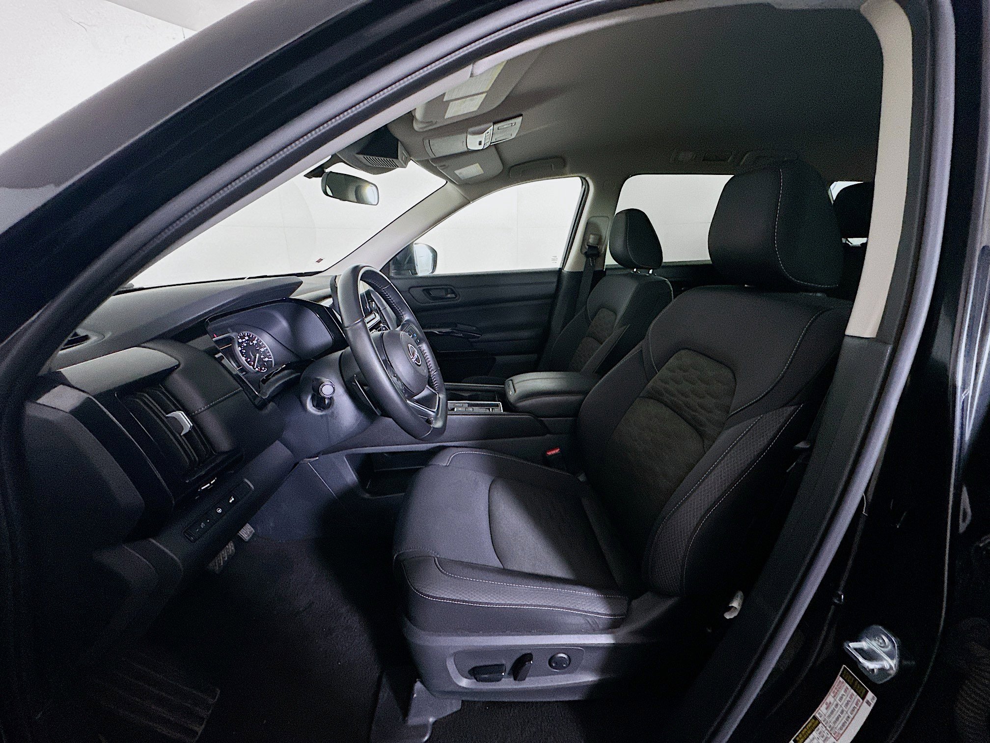 Used 2025 Nissan Pathfinder SV image 13