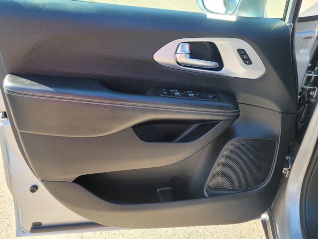 Used 2020 Chrysler Pacifica Touring-L Plus FWD image 20