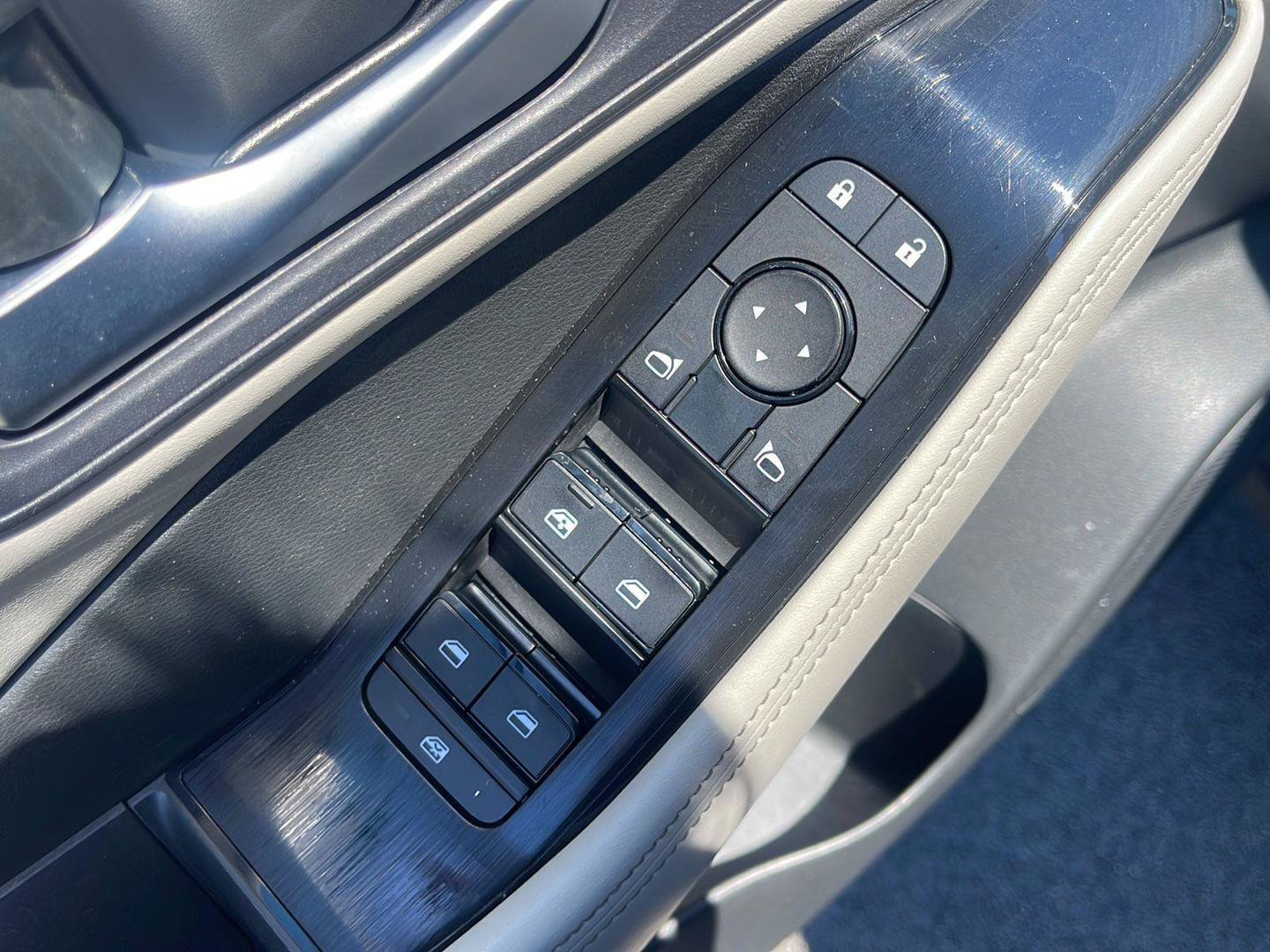 Used 2024 Nissan Rogue SV FWD image 14