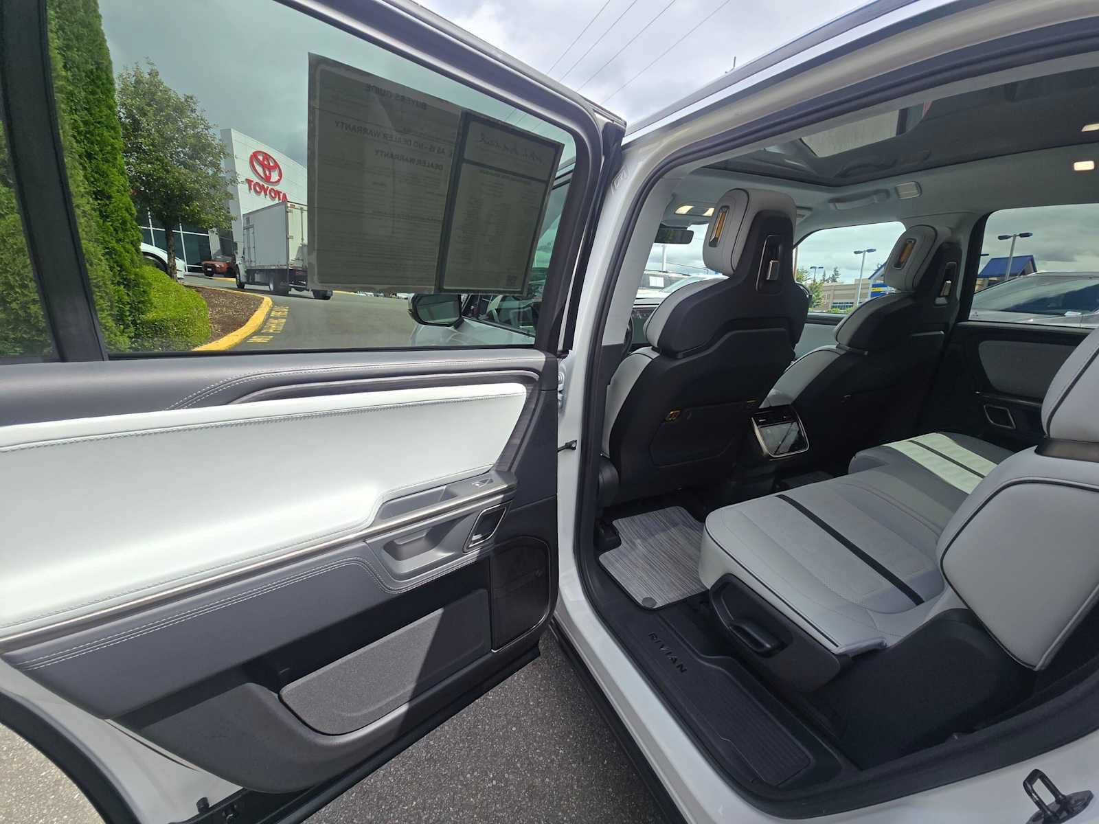 Used 2024 Rivian R1S Adventure AWD/4WD image 15