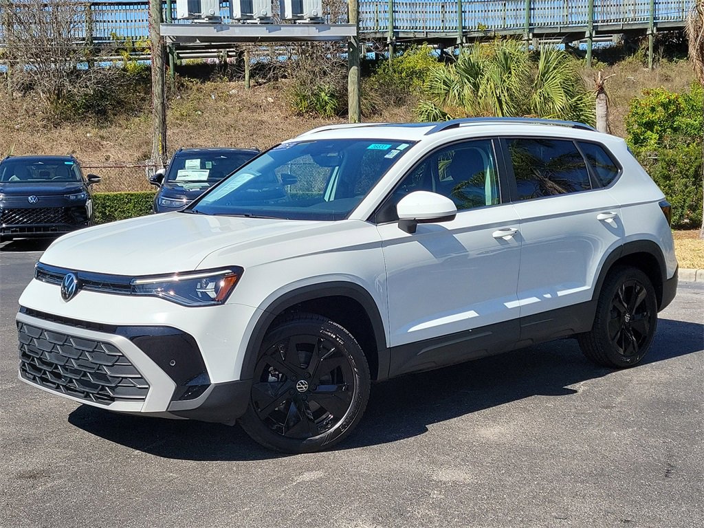 Certified 2025 Volkswagen Taos SE image 1