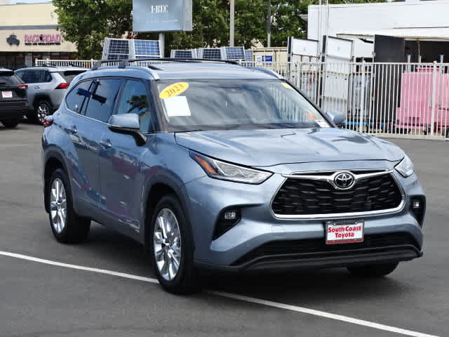 Used 2023 Toyota Highlander Limited FWD image 2