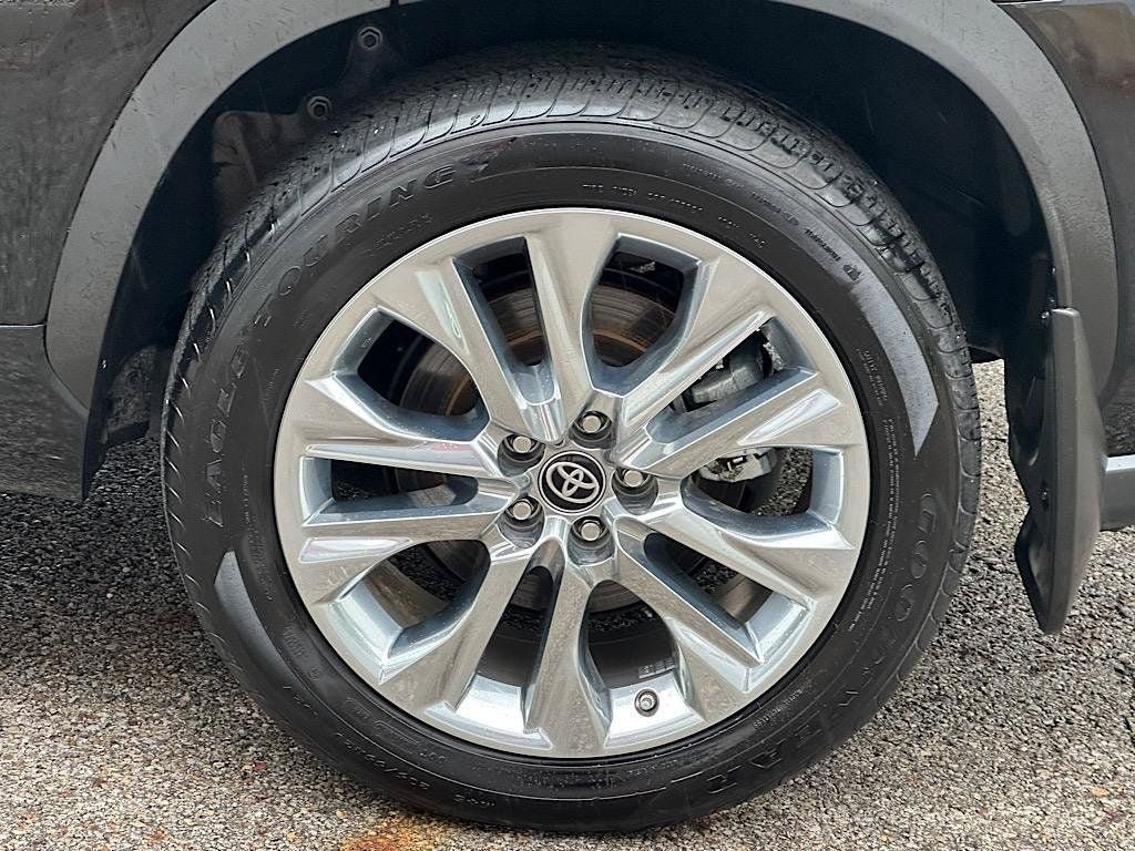 Certified 2024 Toyota Highlander Limited AWD/4WD image 32