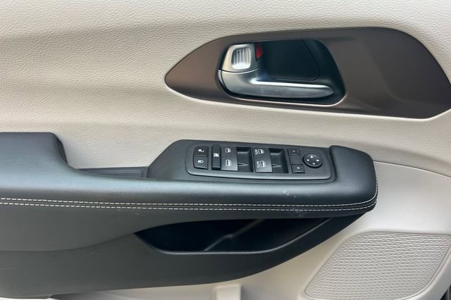 Used 2023 Chrysler Voyager LX image 14