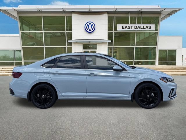 Used 2026 Volkswagen Jetta SE FWD image 2