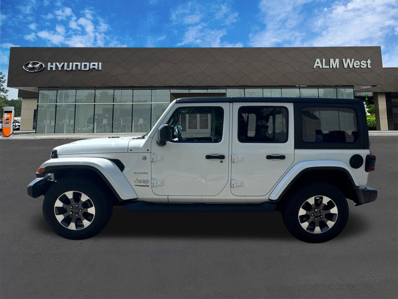 Used 2022 Jeep Wrangler Unlimited Sahara w/ Dual Top Group AWD/4WD image 8