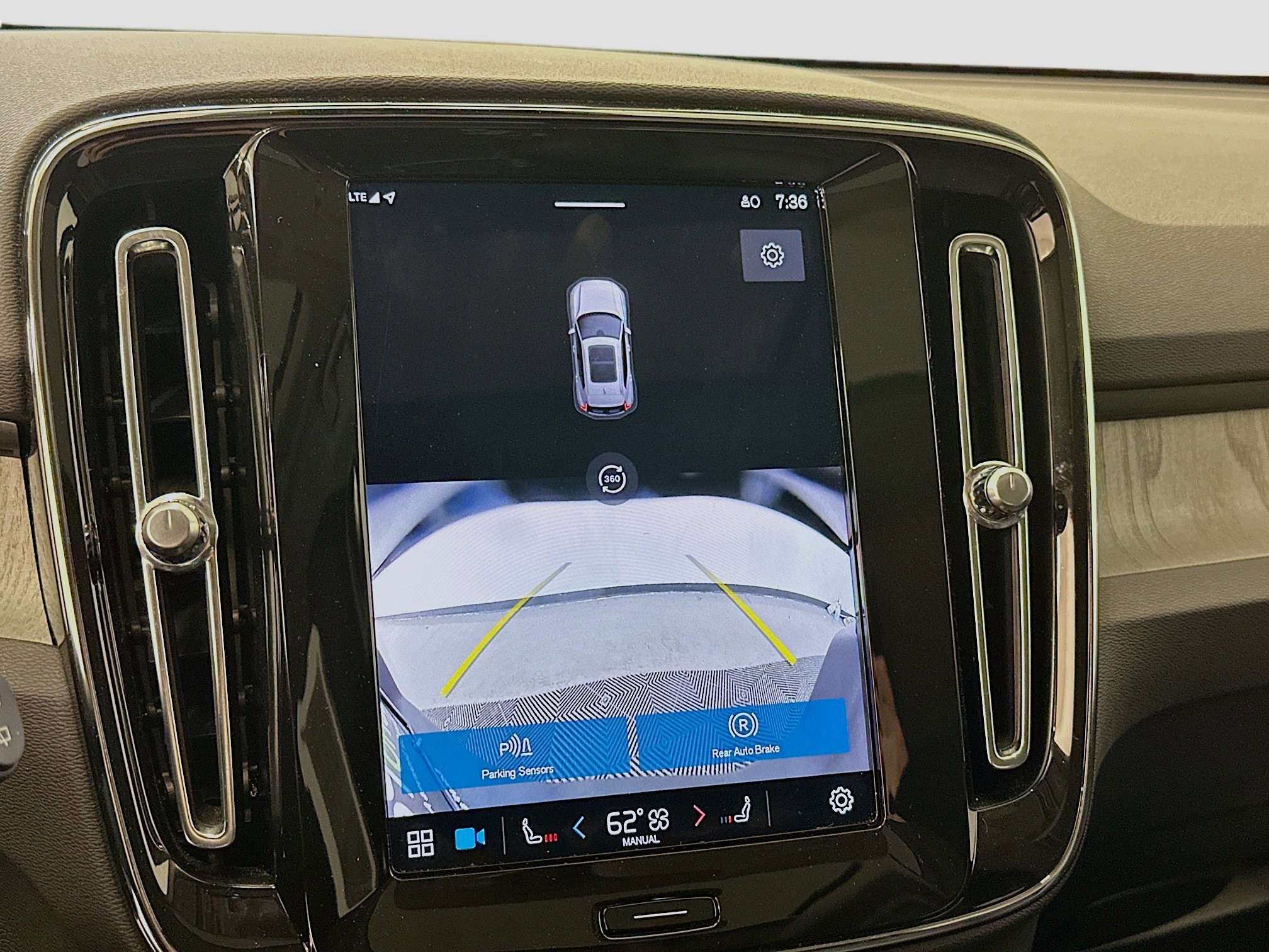 Used 2025 Volvo XC40 B5 Plus image 23