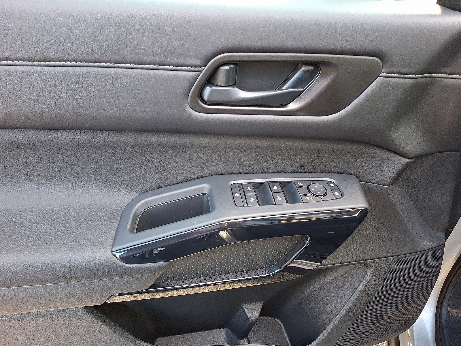 New 2025 Nissan Pathfinder SV w/ SV Premium Package image 8